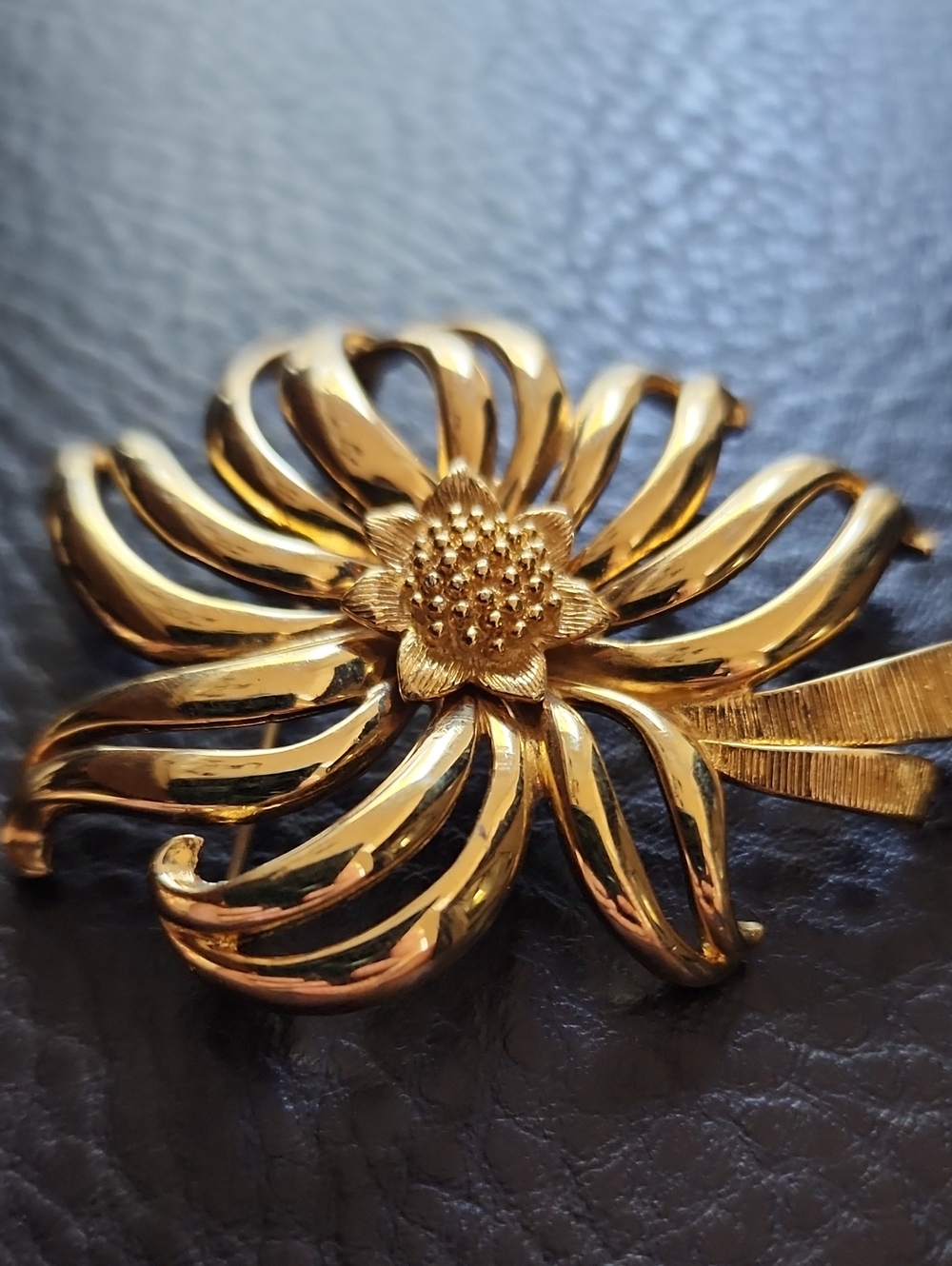 VTG Monet Gold Flower Brooch - Elegant Floral Pin